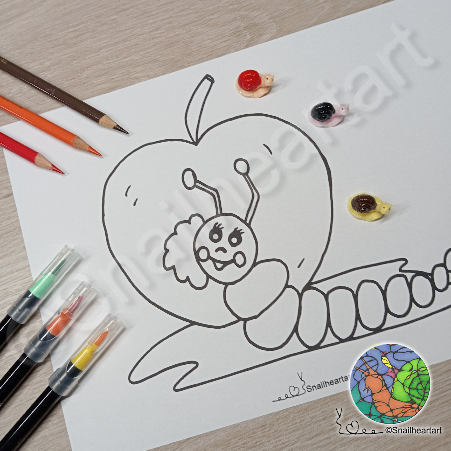 Apfel mit Raupe – Malvorlage zum Ausmalen