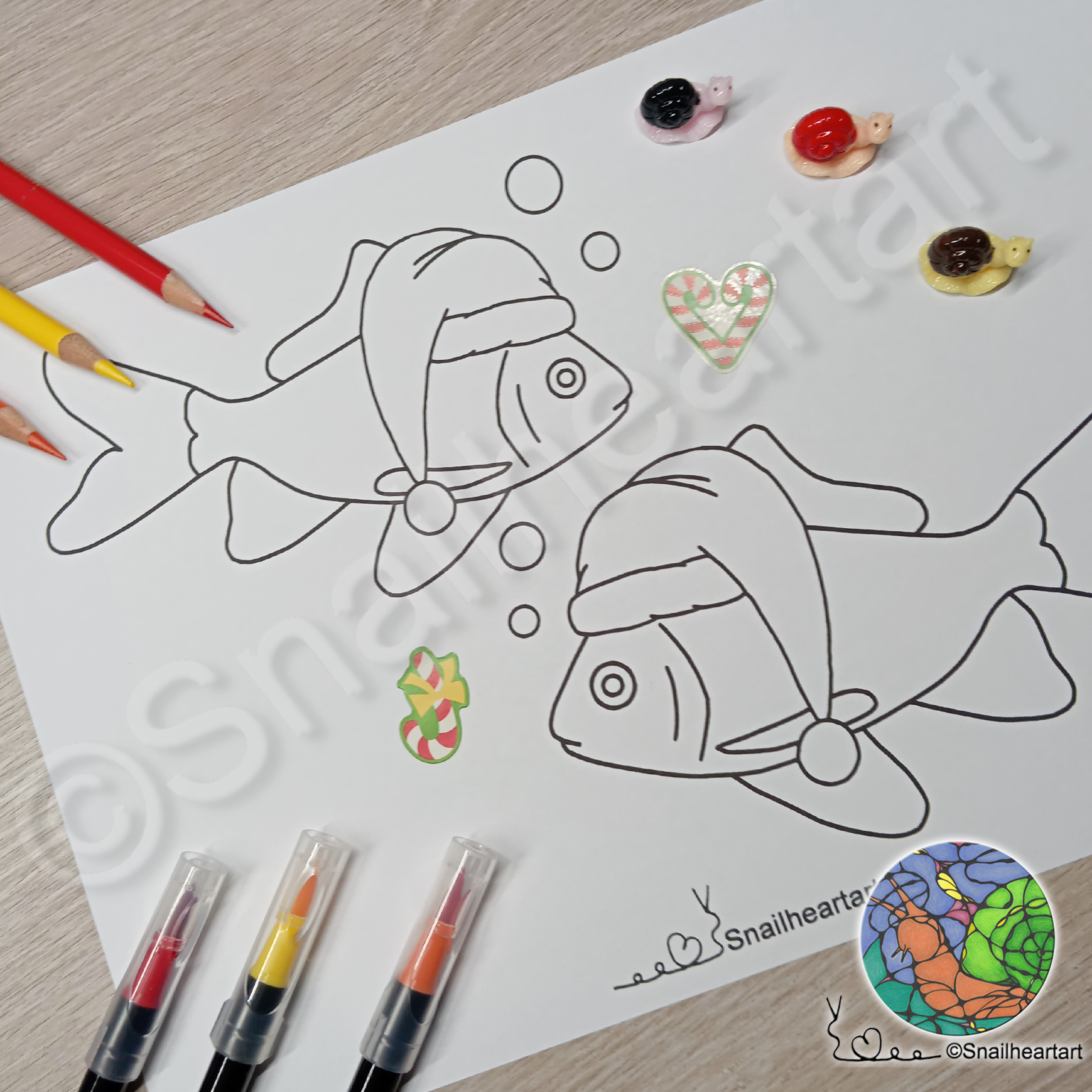 Goldfische mit Weihnachtsmütze – Malvorlage zum Ausmalen