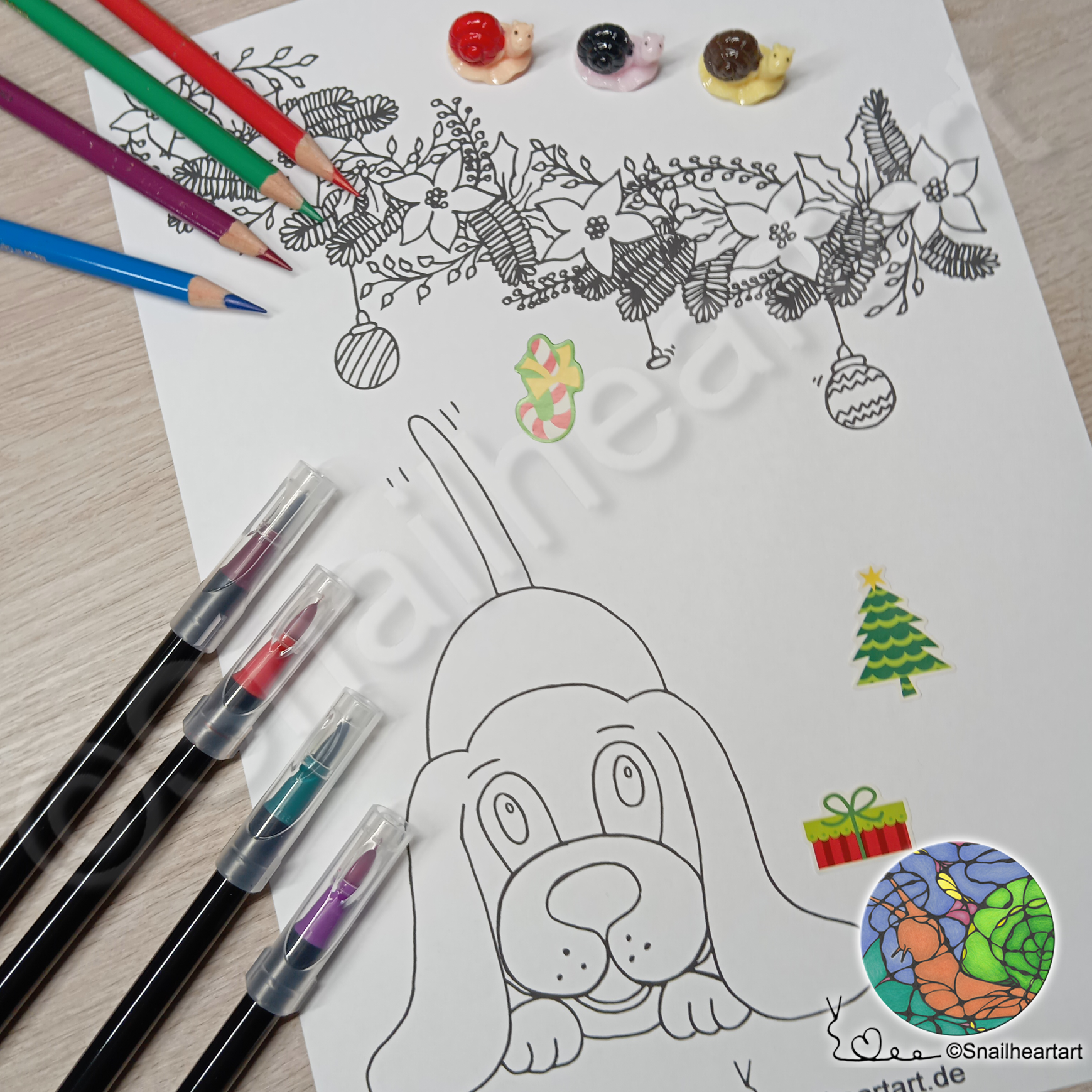Hund mit Christbaumkugeln – Malvorlage zum Ausmalen