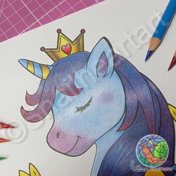 Einhorn ausgemalt mit Buntstiften Goldene Krone